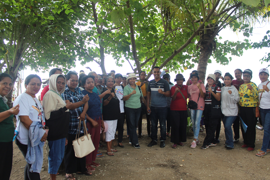 Peringati Hari Kartini, PEKA-PM dan Sekolah Perempuan Nusantara Gelar Aksi Bersih-Bersih di Pantai Sulamanda