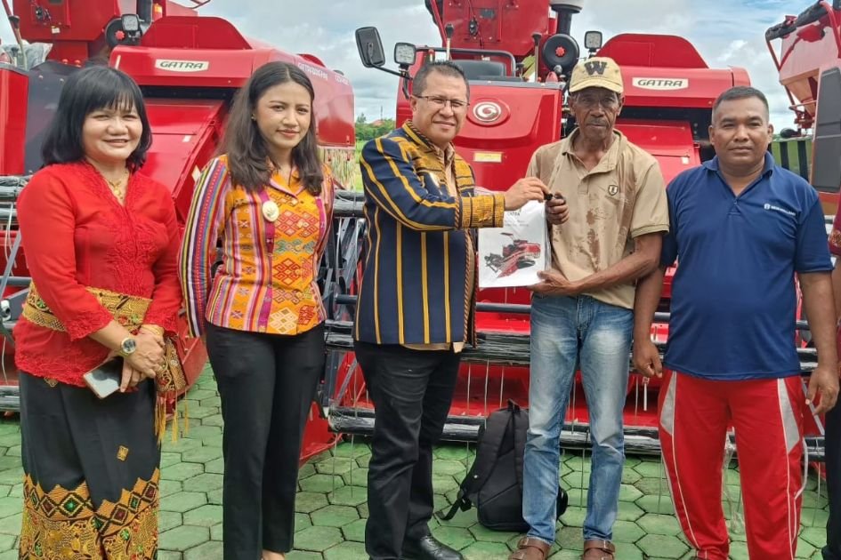 Kado Natal Spesial, Bupati Kupang Serahkan Mesin Panen Combine untuk Petani Desa Mata Air